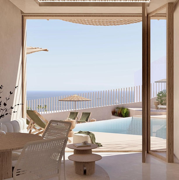 Terraza con piscina, tumbonas y sombrilla de paja frente al mar, vista desde el interior de un apartamento