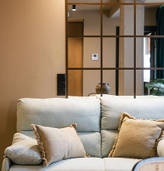 Detalle de Sofá gris en uno de nuestros apartamentos decorado con estilo Bali