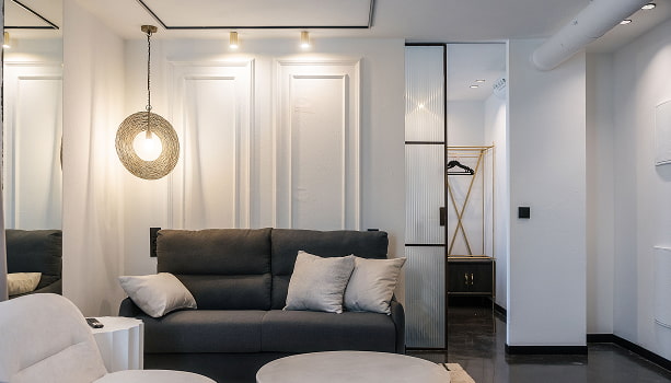 Apartamento Premium con balcón | Salón Salón del Apartamento Premium con balcón de Los 36, con sofá gris, mesa redonda y lámpara de mimbre