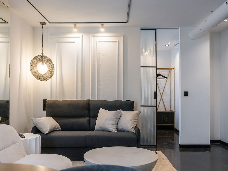 Apartamento Premium con balcón | Salón Salón del Apartamento Premium con balcón de Los 36, con sofá gris, mesa redonda y lámpara de mimbre