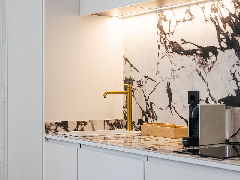 Apartamento para 2 | Cocina Cocina con encimera de mármol veteado, grifo dorado y cafetera