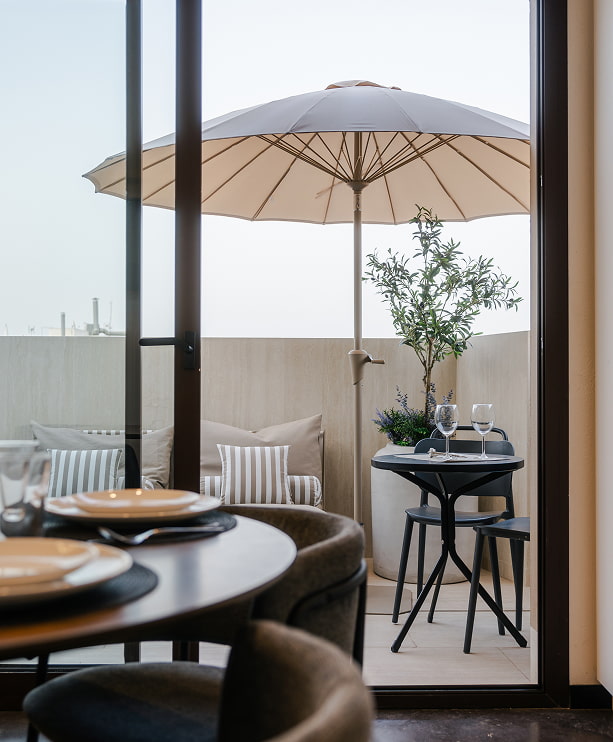 Terraza con sombrilla y olivo Comedor con salida a una terraza con sombrilla, olivo y mesa alta en Los 36, Murcia
