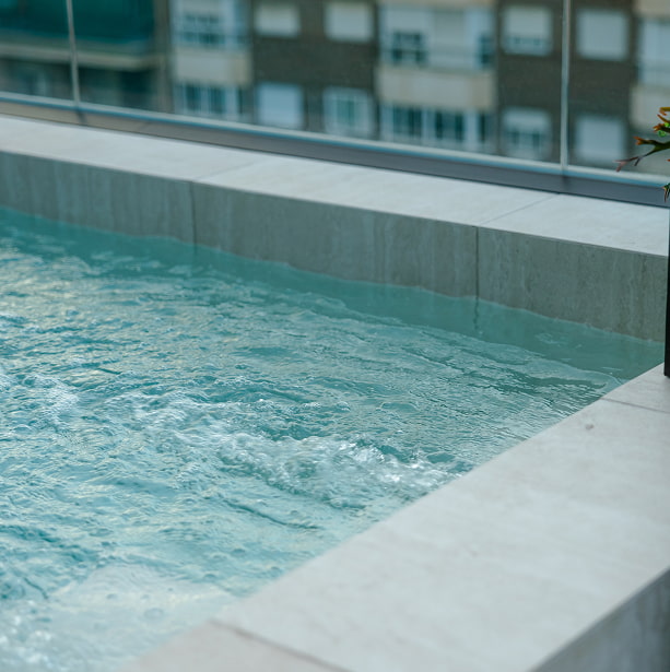 Piscina en la azotea Piscina en la azotea de Los 36 en Murcia, con agua cristalina y edificios de la ciudad al fondo