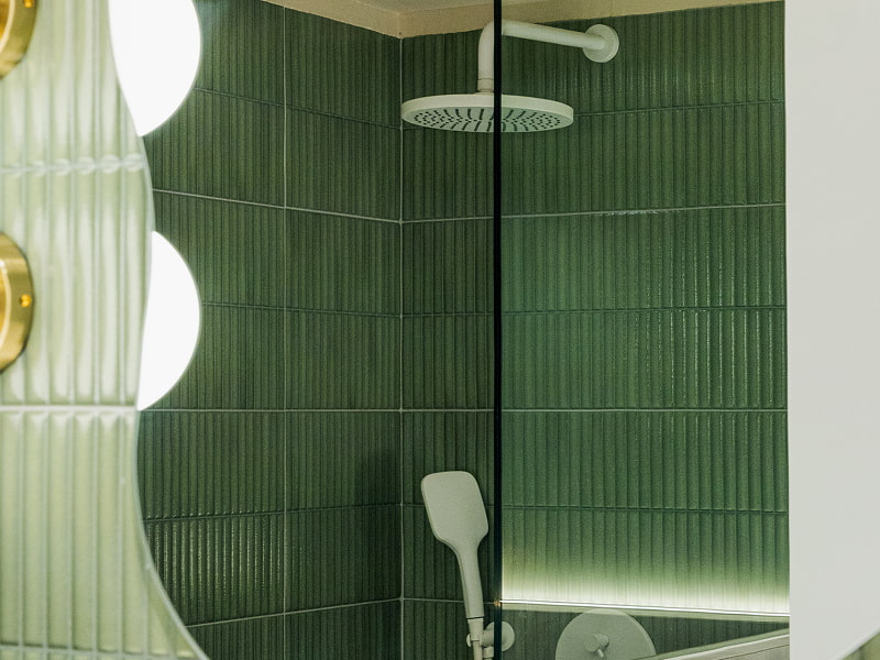 Apartamento 2 habitaciones | Ducha Ducha con azulejos verdes, rociador de techo, mampara de cristal y espejo con luces