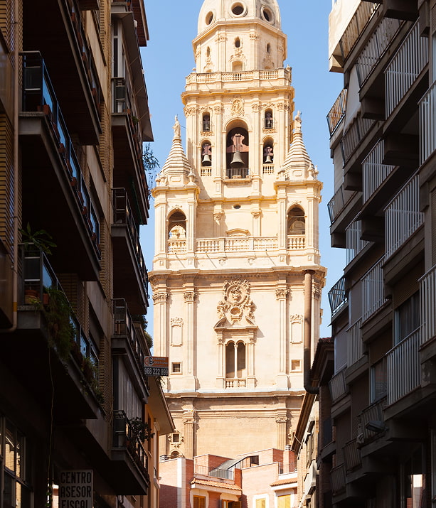 Torre de la Catedral de Murcia Fachada y torre barroca de la Catedral de Murcia vistas desde una calle estrecha del centro